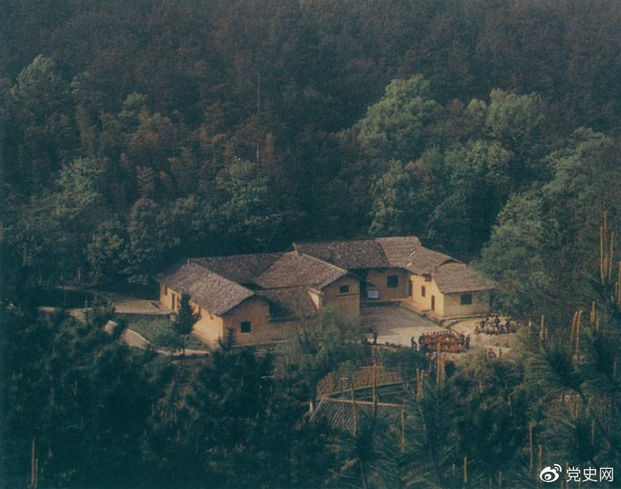 毛澤東故居——湖南省湘潭縣韶山?jīng)_上屋場(chǎng)。1893年12月26日，毛澤東在這里誕生。